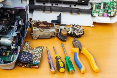 Masaüstünde sökülüp ekipman ve onarım için araçları.