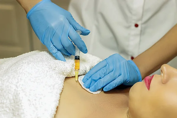 Boyun bölgesi içinde iğne yapıyor doktor kızdır.