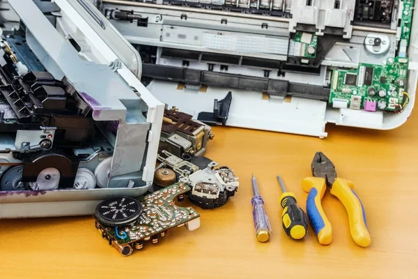 På skrivbordet är demonteras utrustning och verktyg för reparation. — Stockfoto