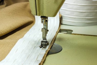 bir dikiş makinesi ile dikiş perde bandı, yakın çekim