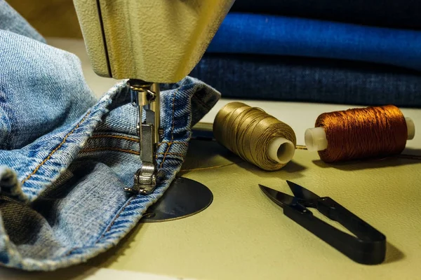Denim fabric on the sewing machine. Close-up of the sewing proce — Stock Photo, Image