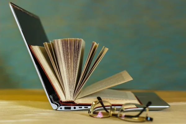 На столе книги и открытый ноутбук . — стоковое фото