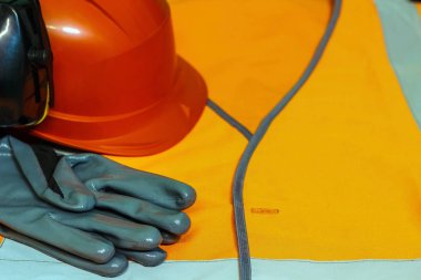 Yakın çekim gözlük, kask, lastik eldiven, birushi. Birey 