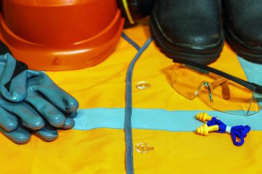 Yakın çekim gözlük, kask, lastik eldiven, birushi, koruyucu 