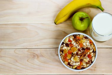 Sağlıklı beslenme. Müsli, ahşap tahta üzerinde olan bir kavanoz bal, 