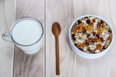 Sağlıklı beslenme. Ahşap tahta üzerinde çoğu müsli, kaşık, bardak
