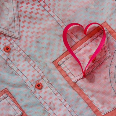 iki kalp bir pembe gömlek cep arka plan üzerinde. yakın çekim. VA