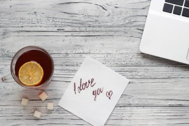 Bir dizüstü bilgisayar ile ahşap bir masa üzerinde bir Sevgiliye arka plan ve bir 