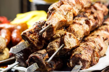 Şiş kebap taze, sıcak, kızarmış, iştah açıcı olarak ızgarada pişmiş