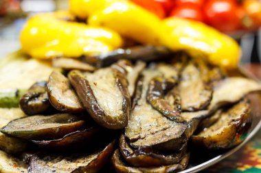 Taze pişmiş ızgara sebzeler, domates, mantar, patlıcan