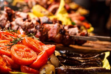 Taze pişmiş ızgara sebzeler, domates, mantar, patlıcan