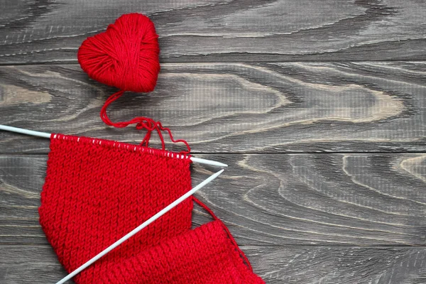 Konu hangi bir dizi şeklinde kalp Kırmızı bluzunu — Stok fotoğraf