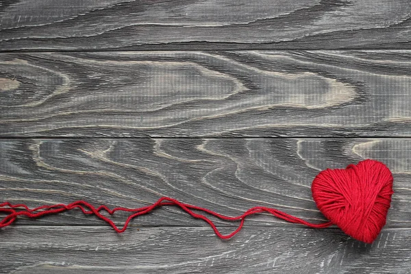 Cuore sotto forma di una stringa di fili da cui un sudore rosso — Foto Stock