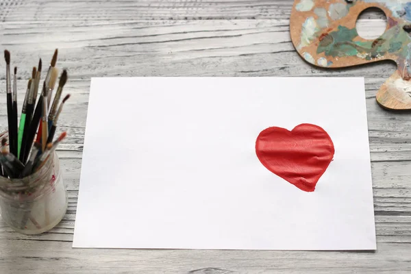 Su un pezzo di carta bianca, le vernici hanno dipinto un cuore. San Valentino D — Foto Stock