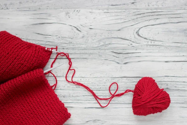 Corazón en forma de una cadena de hilos de los que un sudor rojo —  Fotos de Stock