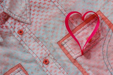 iki kalp bir pembe gömlek cep arka plan üzerinde. yakın çekim. VA