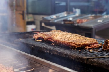 Şiş kebap açık metal bir ızgarada pişirme süreci 