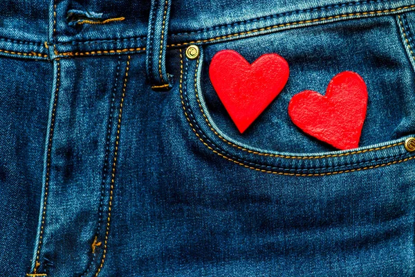 Due cuori su uno sfondo di una tasca di jeans primo piano. — Foto Stock