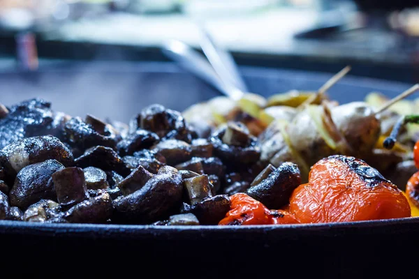 Verdure alla griglia appena cotte, pomodori, funghi, melanzane — Foto Stock