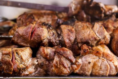 Şiş kebap taze, sıcak, kızarmış, iştah açıcı olarak ızgarada pişmiş