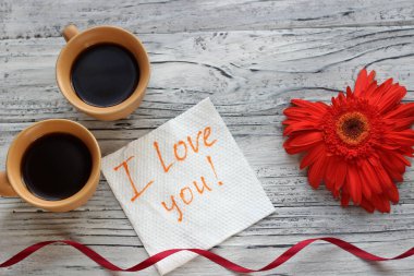 Ahşap bir arka plan üzerinde bir kalp şeklinde bir çiçek var. 