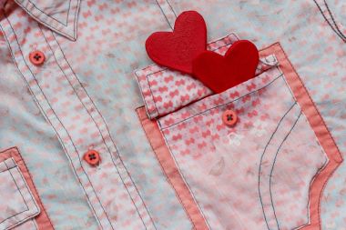 iki kalp bir pembe gömlek cep arka plan üzerinde. yakın çekim. VA