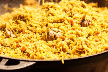 Taze iştah açıcı pilav. Pişmiş kızarmış kuzu eti, pirinç, sarımsak ile