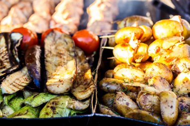 Taze pişmiş ızgara sebzeler, domates, mantar, patlıcan
