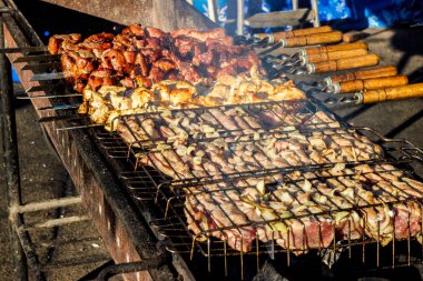 Şiş kebap açık metal bir ızgarada pişirme süreci 