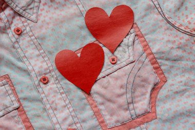 iki kalp bir pembe gömlek cep arka plan üzerinde. yakın çekim. VA