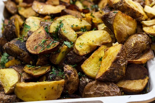 Čerstvě smažené bramborové měsíčky s bylinkami a česnekem na pečení sh — Stock fotografie