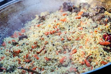 Taze iştah açıcı pilav. Pişmiş kızarmış kuzu eti, pirinç, sarımsak, ca