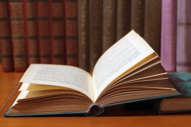 Ahşap bir masa üzerinde renkli kitap yığını. ha okuma kavramı