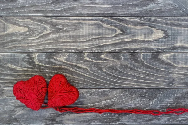 Herz in Form einer Kette von Fäden, aus denen ein roter Schweiß — Stockfoto