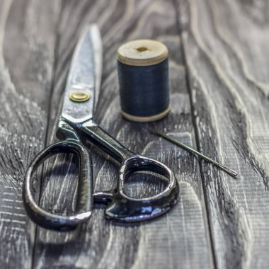 Üzerinde siyah ahşap kokusu, yakın çekim, makas biriktirme iplik zekâ