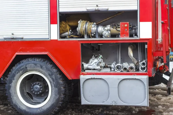 İtfaiye arabası kırmızıdır. Ateş kamyonda yangın ve kurtarma ekipmanları — Stok fotoğraf
