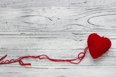 Konu hangi bir dizi şeklinde kalp Kırmızı bluzunu