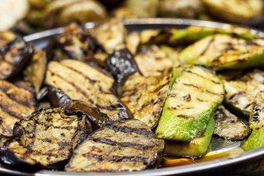 Taze pişmiş ızgara sebzeler, domates, mantar, patlıcan