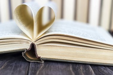 Ahşap bir masa üzerinde renkli kitap yığını. ha okuma kavramı