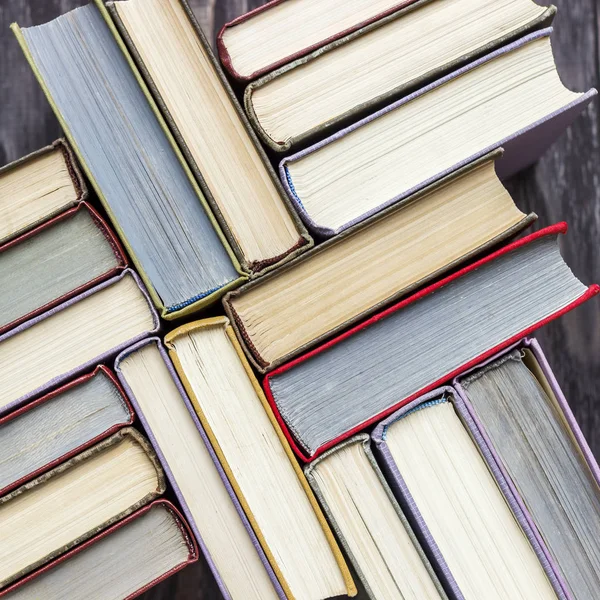Ahşap bir masa üzerinde renkli kitap yığını. ha okuma kavramı
