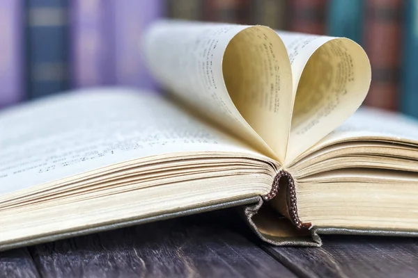 Ahşap bir masa üzerinde renkli kitap yığını. ha okuma kavramı