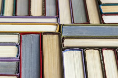 Ahşap bir masa üzerinde renkli kitap yığını. alışkanlıkları okuma kavramı