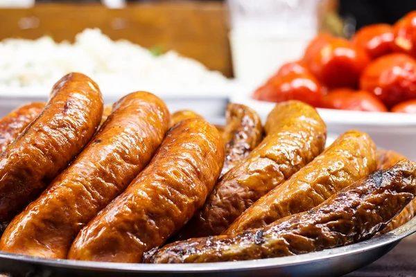 Embutidos Recién Cocidos Primer Plano Parrilla Fondo Salchichas Cocinadas Sobre — Foto de Stock