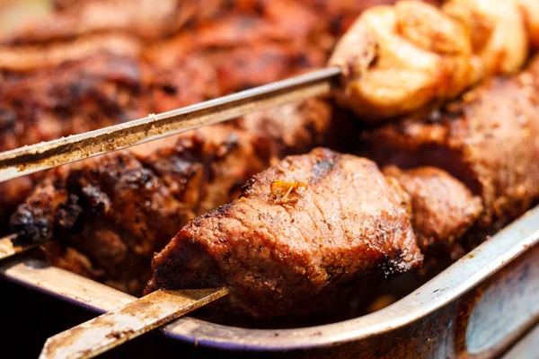 新鲜的 油炸的 开胃的羊肉串烤肉串在烤炉上煮熟的煤 — 图库照片
