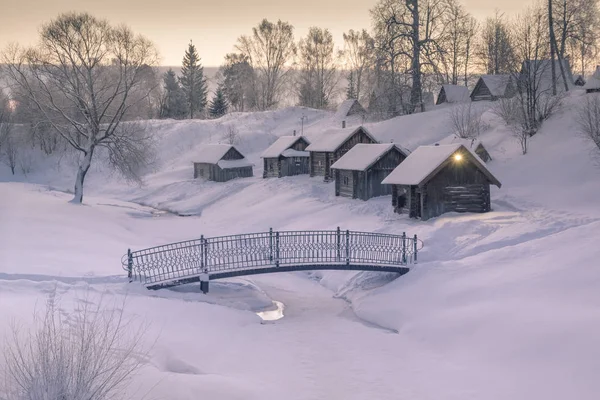 Cozy little houses on hill morning of winter village around frozen river — Stock Photo, Image