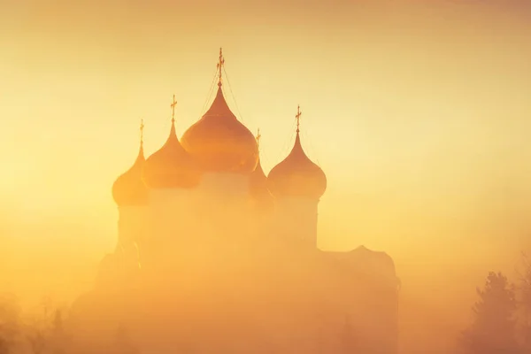 Goldene Kuppeln im Nebel im Sonnenlicht als Hintergrund. Winter frostig neblig Morgen. — Stockfoto