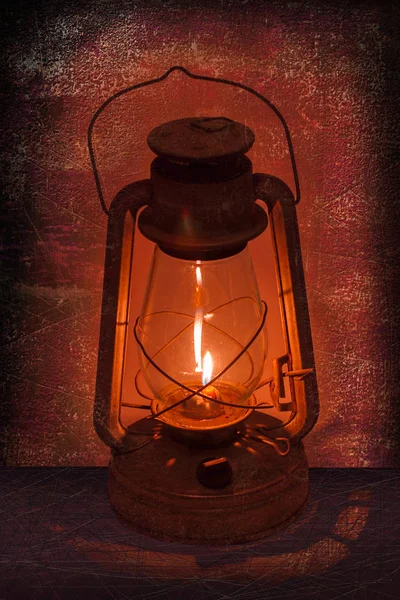 Керосиновая лампа горит. — стоковое фото