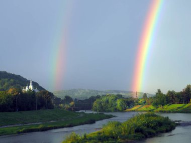 Gökkuşağı dağ nehir