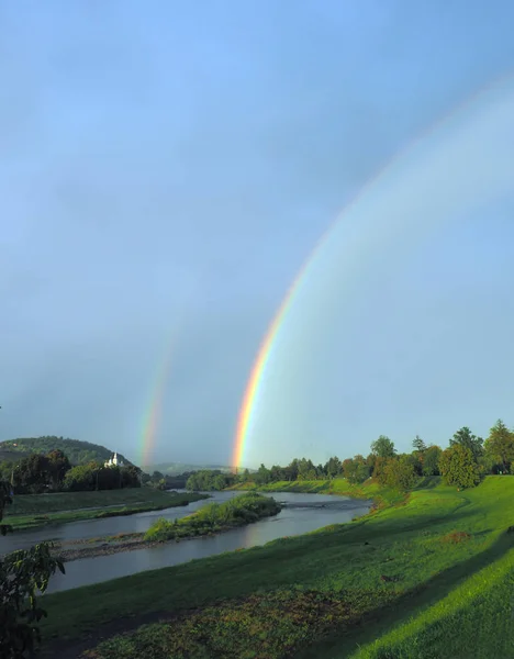 Gökkuşağı dağ nehir