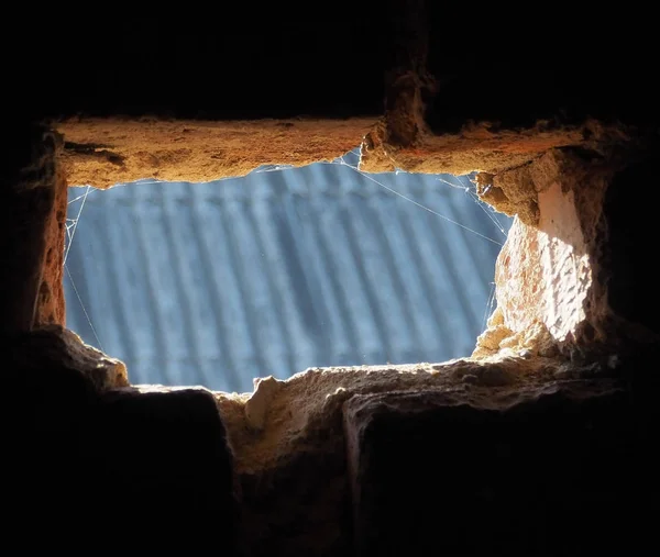 Agujero en una pared de ladrillo — Foto de Stock